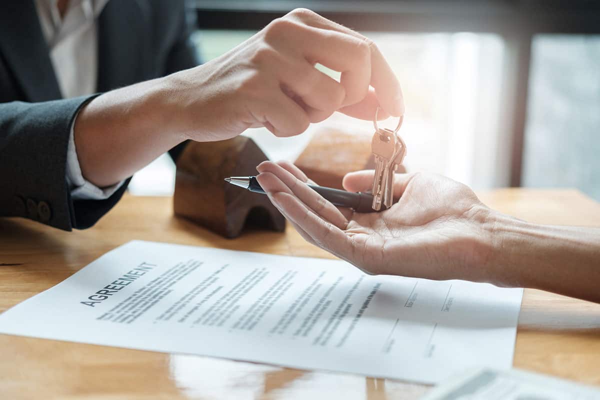 Conseiller expliquant le processus hypothécaire
